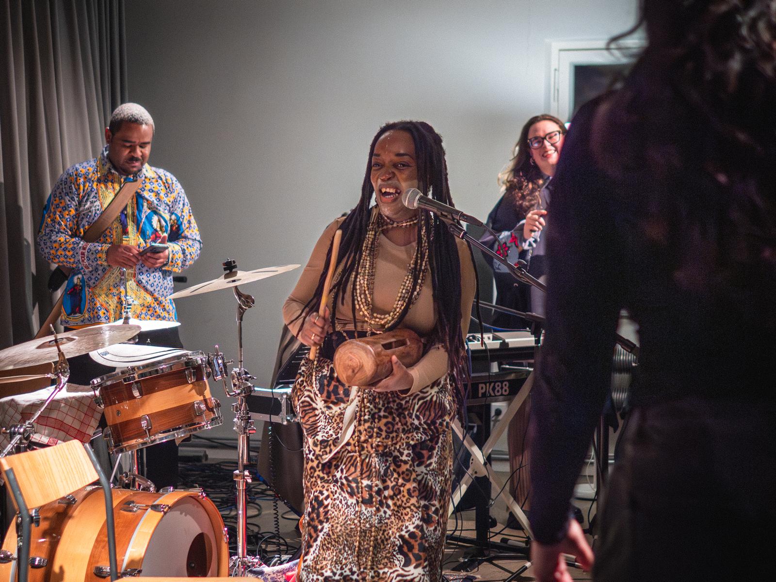 Monie Kongo en représentation