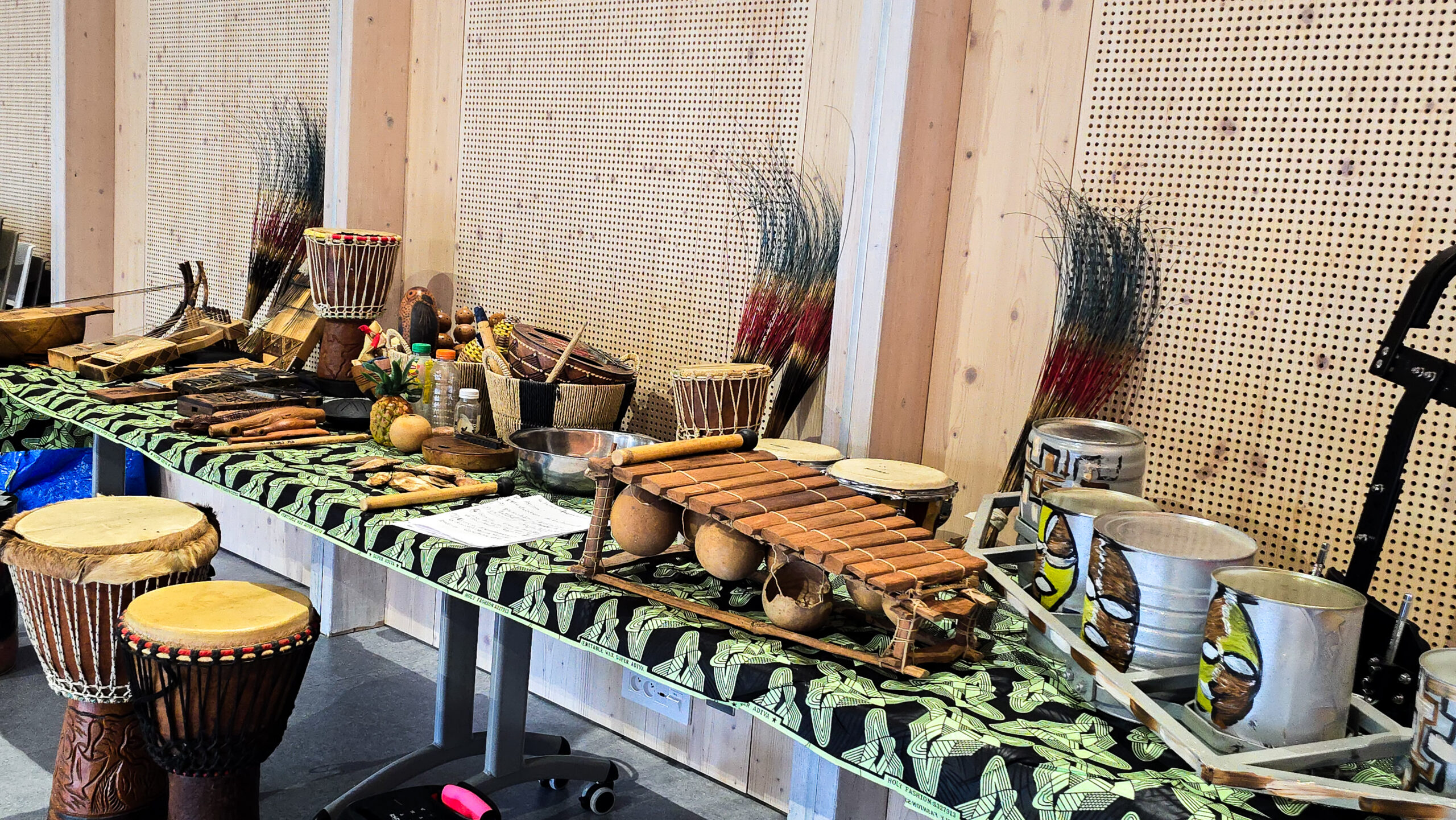 Percussions, sanzas et instruments de récupération de l'atelier